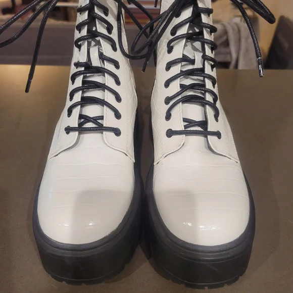 NWOT Forever 21 white boots - Picture 3 of 10